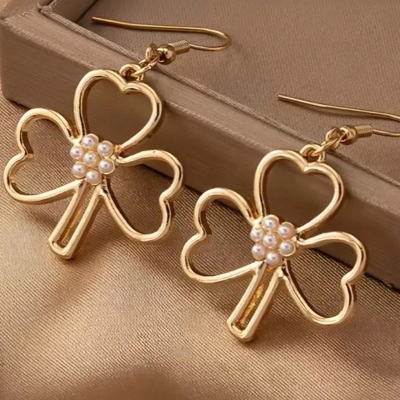 COPY - Gold Clover Heart Earrings with Pearls - Picture 1 of 1